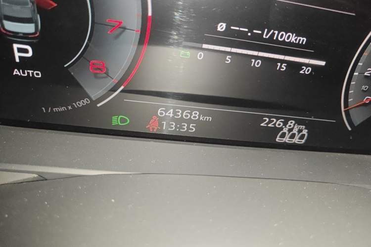 Used Audi A6L 2021 40 TFSI Luxury Dynamic Edition Odometer Close Up