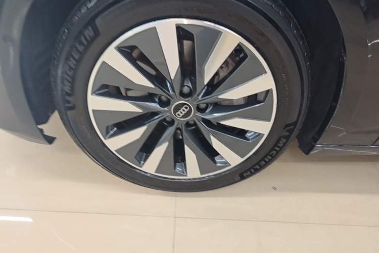 Used Audi A6L 2022 45 TFSI Prestige Elegant Edition Left Front Wheel Hub