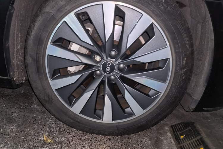 Used Audi A6L 2022 45 TFSI Prestige Elegant Edition Right Front Wheel Hub
