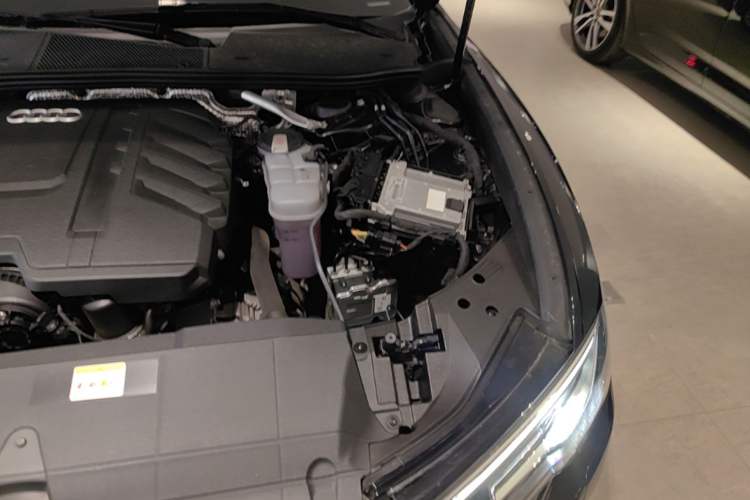 Used Audi A6L 2023 Revised 40 TFSI Luxury Prestige Edition Engine Bay Left