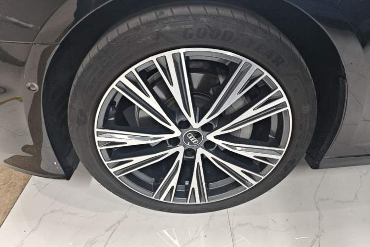 Used Audi A6L 2023 Revised Edition 45 TFSI quattro Prestige Dynamic Version Left Front Wheel Hub
