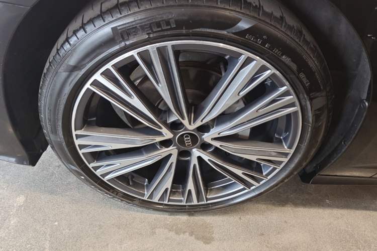 Used Audi A6L 2023 Revised 40 TFSI Luxury Dynamic Edition Left Front Wheel Hub