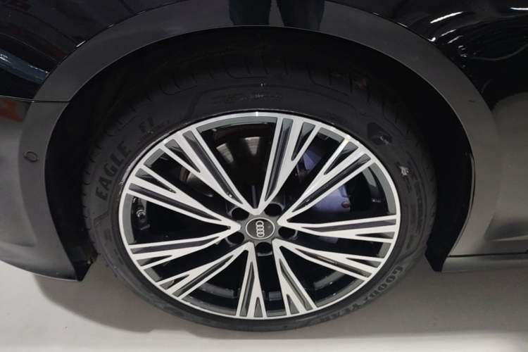 Used Audi A6L 2023 Revised Edition 45 TFSI quattro Prestige Dynamic Version Left Front Wheel Hub