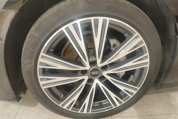Used Audi A6L 2023 Revised Edition 45 TFSI quattro Prestige Dynamic Version Left Front Wheel Hub