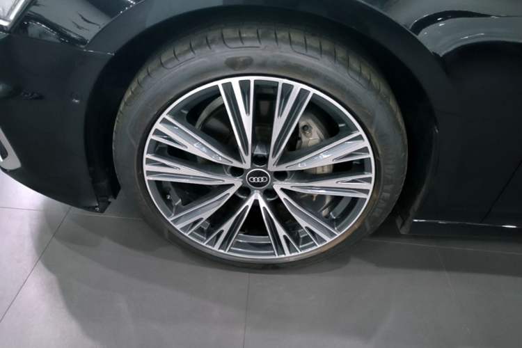 Used Audi A6L 2023 Revised Edition 45 TFSI quattro Prestige Dynamic Version Left Front Wheel Hub