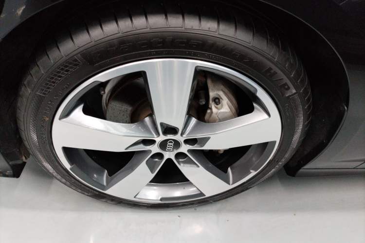 Used Audi A6L 2023 40 TFSI Luxury Dynamic Model Left Front Wheel Hub