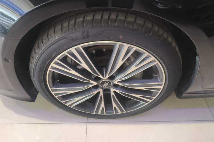 Used Audi A6L 2023 Revised Edition 45 TFSI quattro Prestige Dynamic Version Left Front Wheel Hub