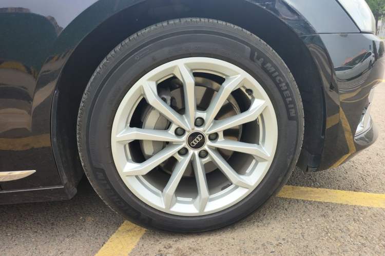 Used Audi A6L 2023 Revised 40 TFSI Luxury Dynamic Edition Right Front Wheel Hub