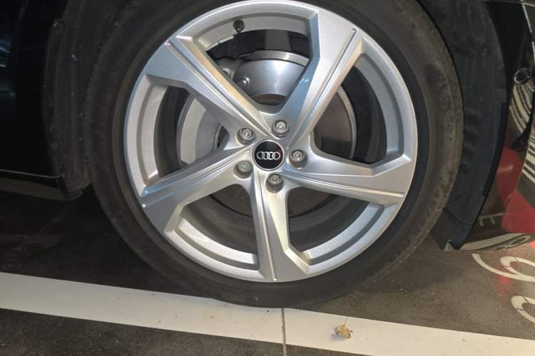 Used Audi A6L 2023 Revised 45 TFSI quattro Prestige Elegant Edition Right Front Wheel Hub