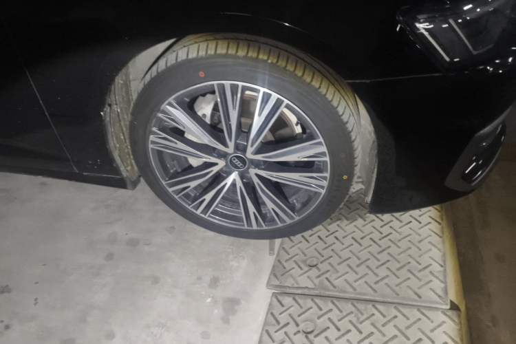 Used Audi A6L 2023 40 TFSI Luxury Prestige Edition Right Front Wheel Hub