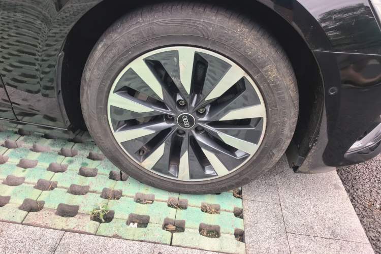 Used Audi A6L 2023 Revised 45 TFSI Prestige Elegant Edition Right Front Wheel Hub