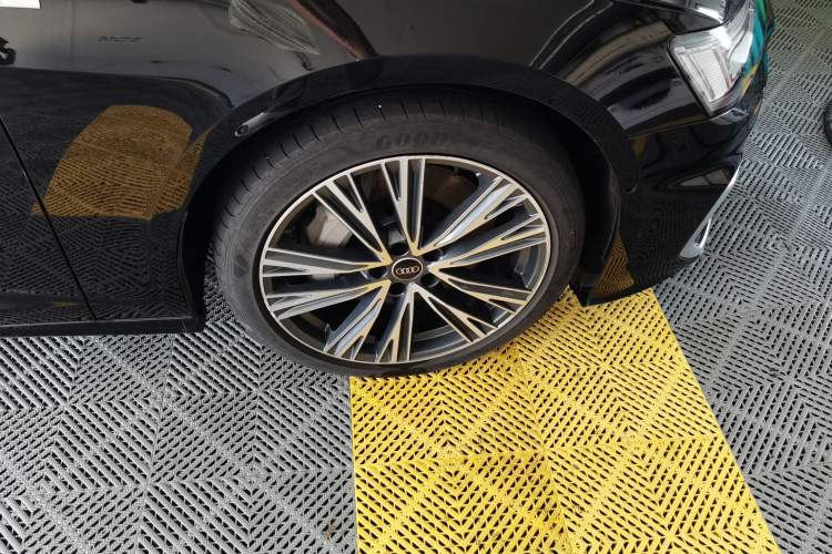 Used Audi A6L 2023 55 TFSI quattro Prestige Dynamic Edition Right Front Wheel Hub
