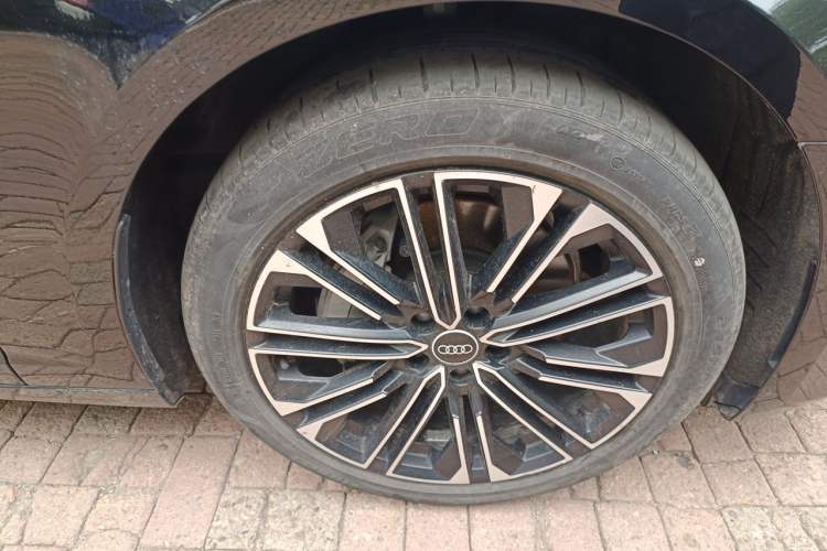 Used Audi A6L 2023 Updated 45 TFSI quattro Prestige Elegant Edition Right Front Wheel Hub