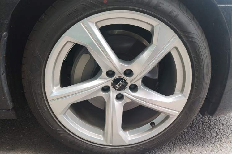 Used Audi A6L 2023 Revised 45 TFSI quattro Prestige Elegant Edition Right Front Wheel Hub