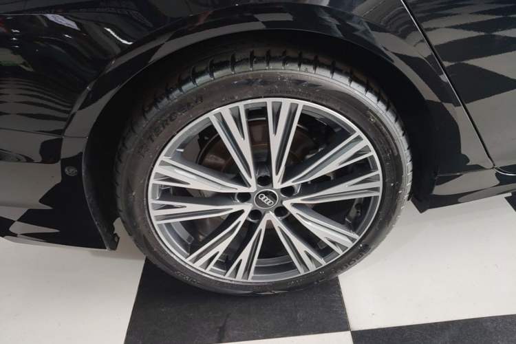 Used Audi A6L 2023 Revised Edition 45 TFSI quattro Prestige Dynamic Version Right Rear Wheel Hub