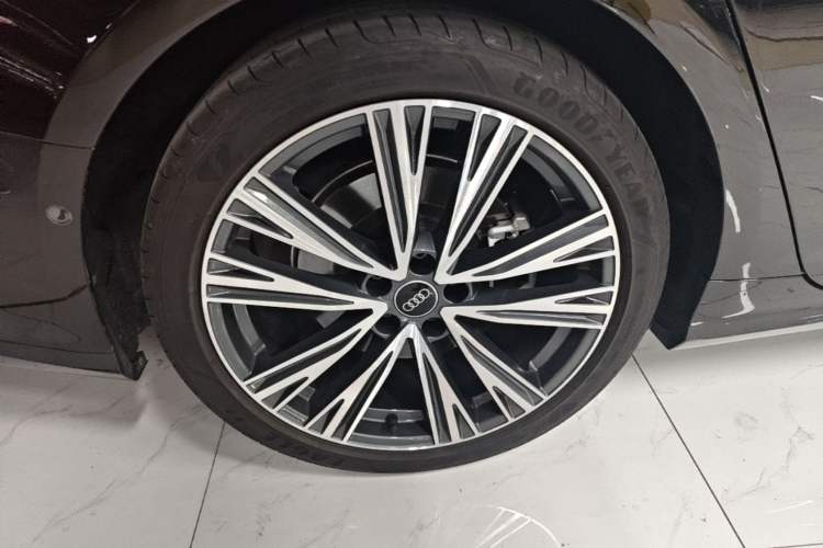 Used Audi A6L 2023 Revised Edition 45 TFSI quattro Prestige Dynamic Version Right Rear Wheel Hub