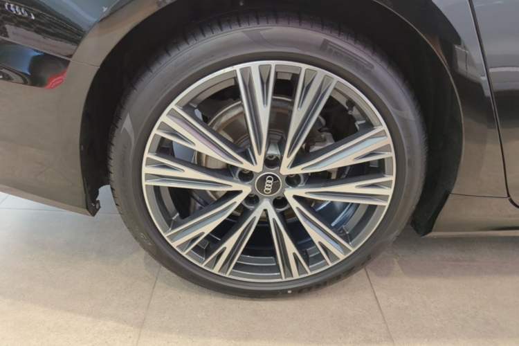 Used Audi A6L 2023 Revised 40 TFSI Luxury Dynamic Edition Right Rear Wheel Hub