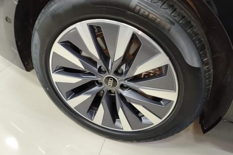 Used Audi A6L 2023 Revised 45 TFSI Prestige Elegant Edition Right Rear Wheel Hub