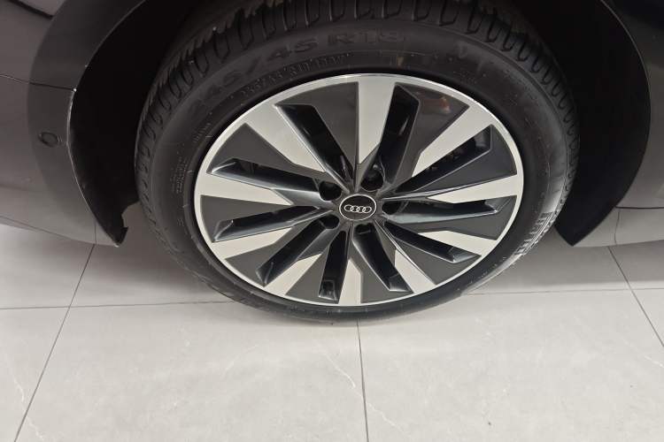 Used Audi A6L 2023 Revised 45 TFSI Prestige Elegant Edition Right Rear Wheel Hub