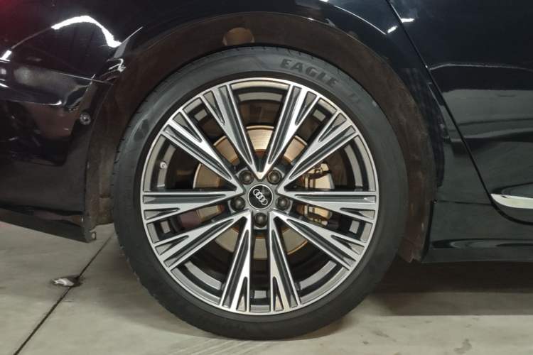 Used Audi A6L 2023 Revised Edition 45 TFSI quattro Prestige Dynamic Version Right Rear Wheel Hub
