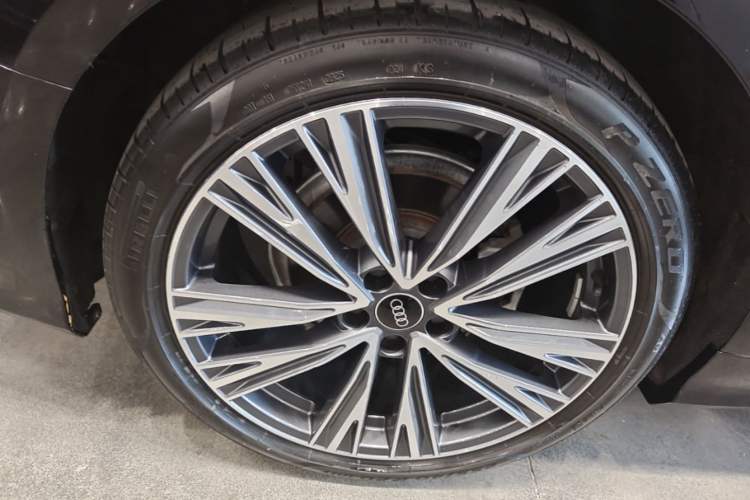 Used Audi A6L 2023 Revised 40 TFSI Luxury Dynamic Edition Right Rear Wheel Hub
