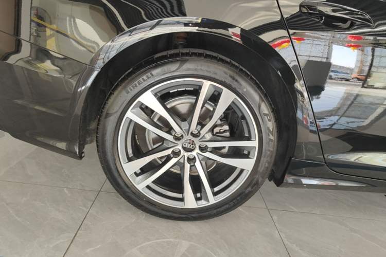Used Audi A6L 2023 Revised 40 TFSI Luxury Dynamic Edition Right Rear Wheel Hub