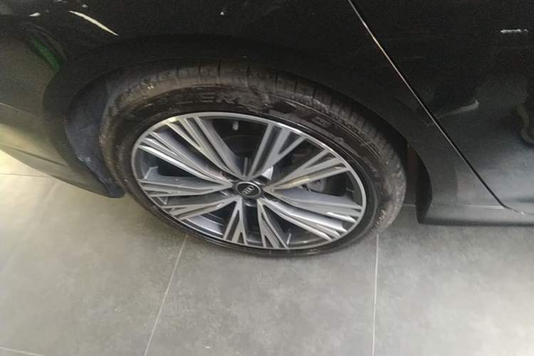 Used Audi A6L 2023 Revised Edition 45 TFSI quattro Prestige Dynamic Version Right Rear Wheel Hub