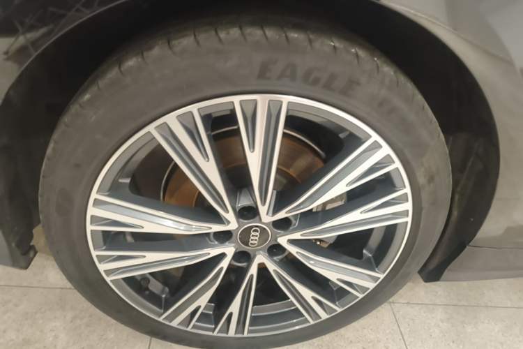 Used Audi A6L 2023 Revised Edition 45 TFSI quattro Prestige Dynamic Version Right Rear Wheel Hub