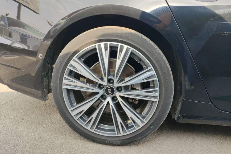 Used Audi A6L 2023 Revised Edition 45 TFSI quattro Prestige Dynamic Version Right Rear Wheel Hub