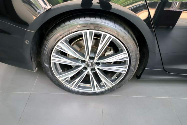 Used Audi A6L 2023 Revised Edition 45 TFSI quattro Prestige Dynamic Version Right Rear Wheel Hub