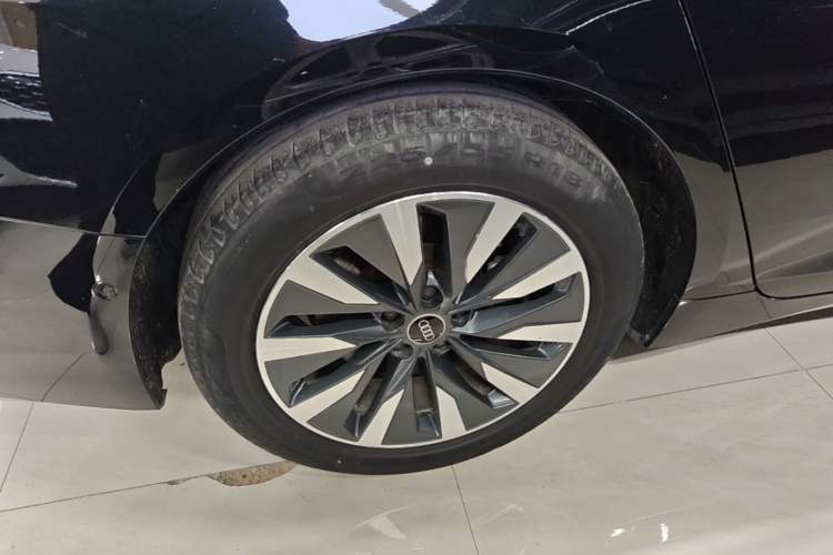 Used Audi A6L 2023 Revised 45 TFSI Prestige Elegant Edition Right Rear Wheel Hub