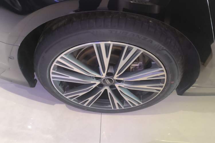 Used Audi A6L 2023 Revised Edition 45 TFSI quattro Prestige Dynamic Version Right Rear Wheel Hub
