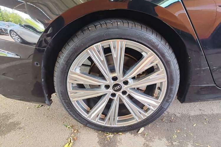 Used Audi A6L 2023 Revised Edition 45 TFSI quattro Prestige Dynamic Version Right Rear Wheel Hub
