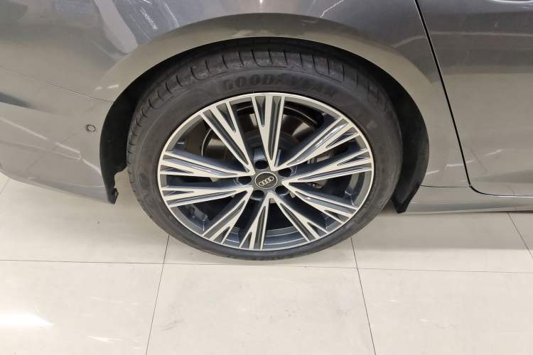Used Audi A6L 2023 Revised Edition 45 TFSI quattro Prestige Dynamic Version Right Rear Wheel Hub