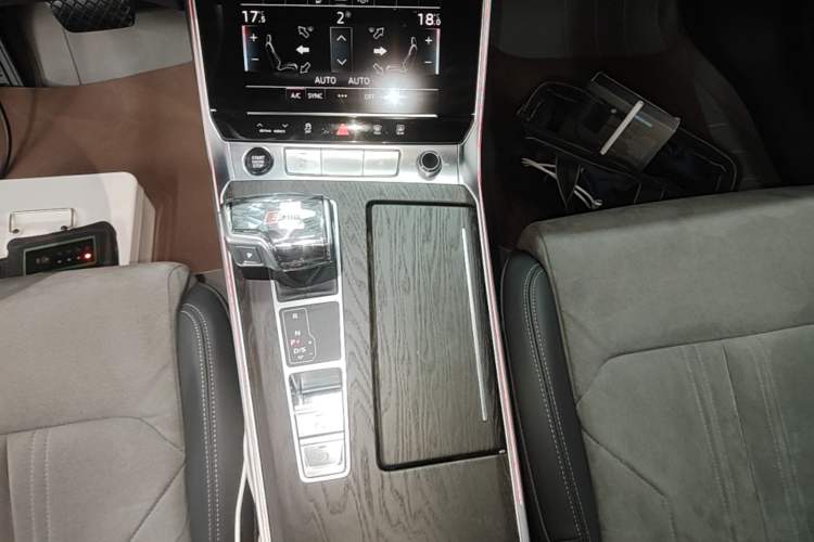 Used Audi A6L 2024 40 TFSI Luxury Dynamic Edition Gear Lever