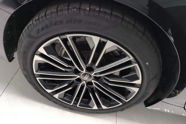 Used Audi A6L 2024 40 TFSI Luxury Prestige Edition Right Rear Wheel Hub