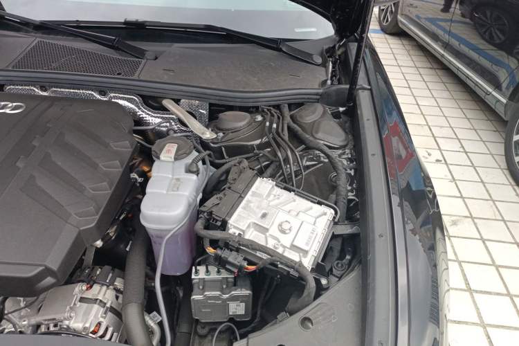 Used Audi A6L 2025 45 TFSI Prestige Dynamic Edition Engine Bay Left