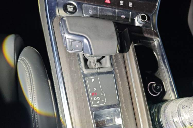 Used Audi A6L 2025 45 TFSI quattro Prestige Dynamic Edition + Premium Package Gear Lever