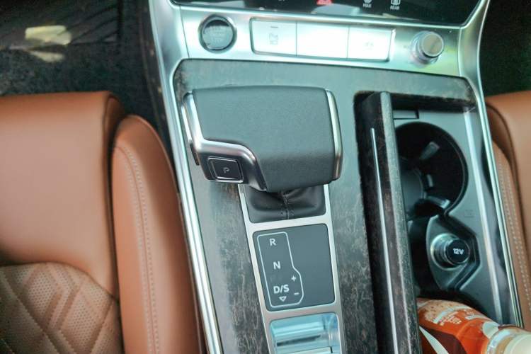 Used Audi A6L 2025 45 TFSI Prestige Dynamic Edition + Ventilated Comfort Package Gear Lever