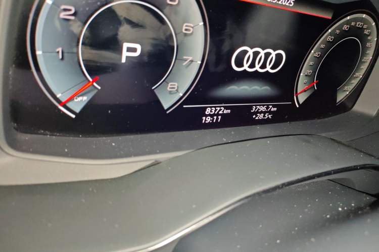 Used Audi A6L 2025 Restyled 45 TFSI quattro Prestige Dynamic Edition Odometer Close Up