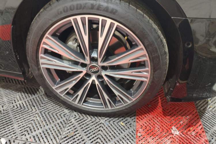 Used Audi A6L 2025 45 TFSI quattro Prestige Dynamic Edition Right Front Wheel Hub