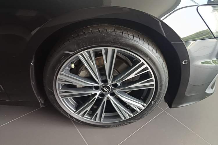 Used Audi A6L 2025 Restyled 45 TFSI quattro Prestige Dynamic Edition Right Front Wheel Hub