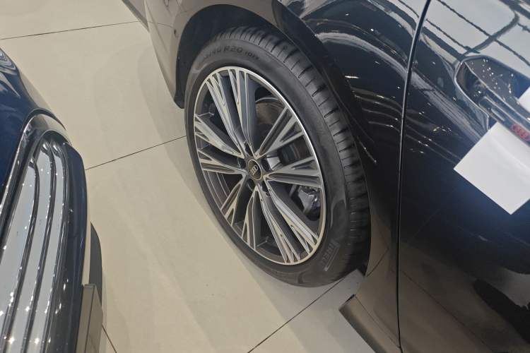Used Audi A6L 2025 Revised 45 TFSI Prestige Dynamic Edition Right Rear Wheel Hub