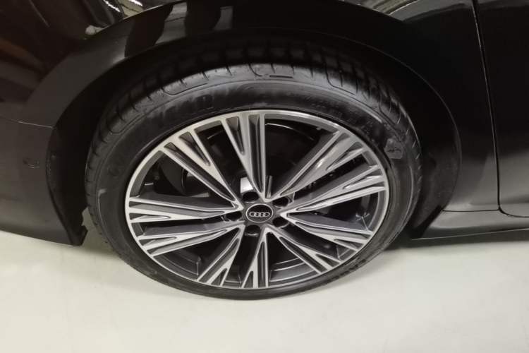 Used Audi A6L 2025 Restyled 45 TFSI quattro Prestige Dynamic Edition Right Rear Wheel Hub