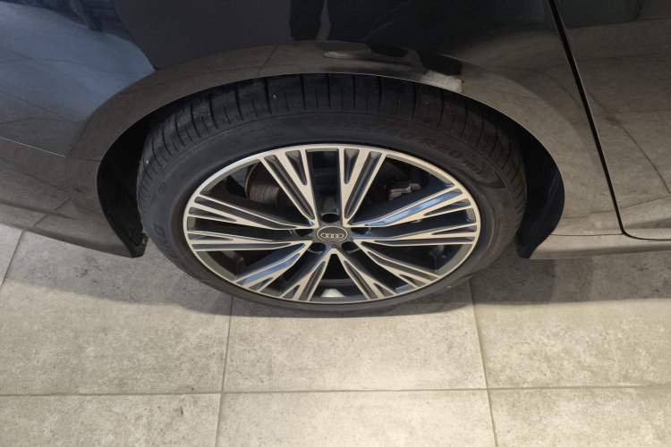Used Audi A6L 2025 Restyled 45 TFSI quattro Prestige Dynamic Edition Right Rear Wheel Hub