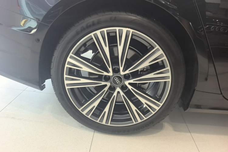 Used Audi A6L 2025 Restyled 45 TFSI quattro Prestige Dynamic Edition Right Rear Wheel Hub