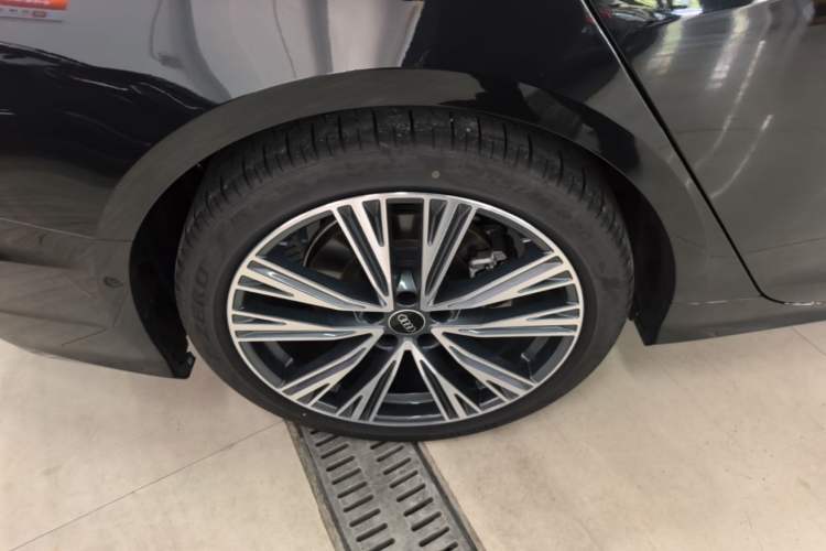 Used Audi A6L 2025 Revised 45 TFSI Prestige Dynamic Edition Right Rear Wheel Hub