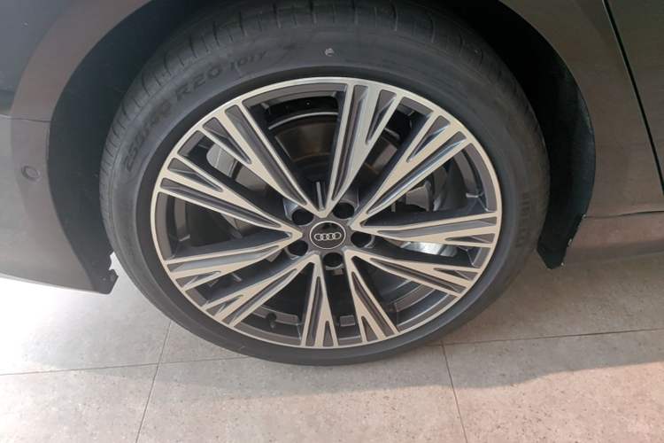 Used Audi A6L 2025 Restyled 45 TFSI quattro Prestige Dynamic Edition Right Rear Wheel Hub