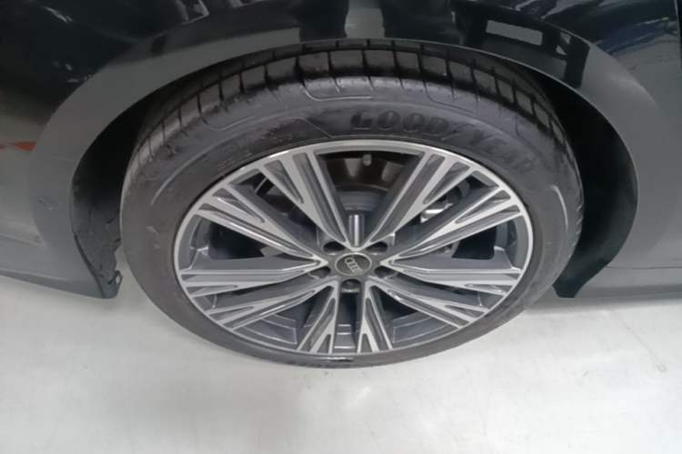 Used Audi A6L 2025 Restyled 45 TFSI quattro Prestige Dynamic Edition Right Rear Wheel Hub