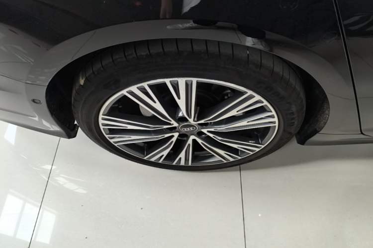 Used Audi A6L 2025 Restyled 45 TFSI quattro Prestige Dynamic Edition Right Rear Wheel Hub